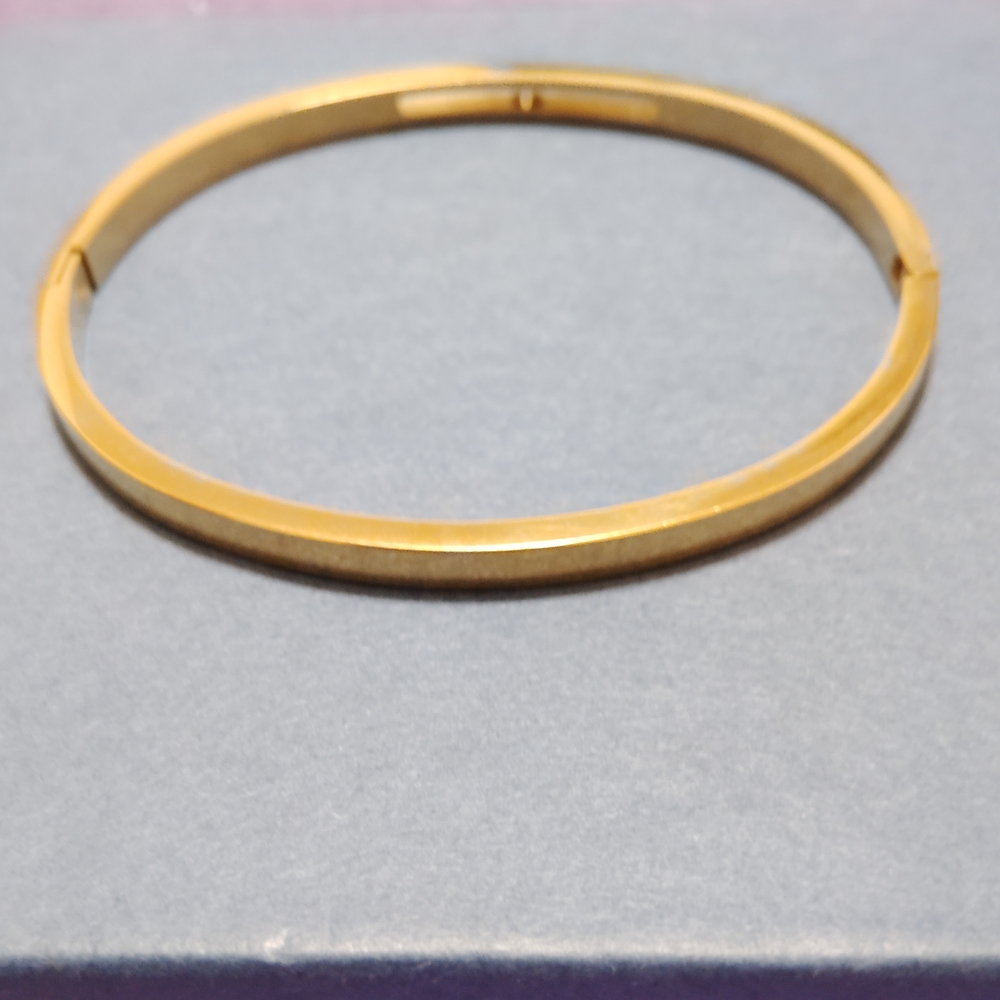Elegant Gold Bangle Bracelet - Picture 6 of 7